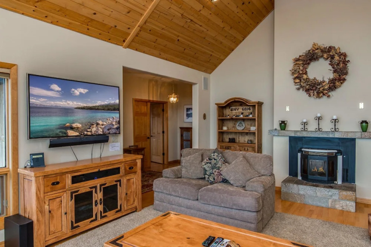 Charming Tahoe Donner Chalet by RedAwning