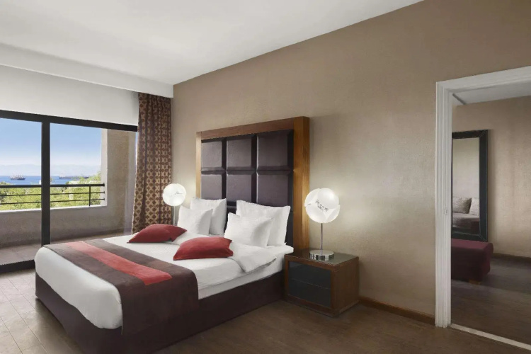 Days Inn Hotel & Suites