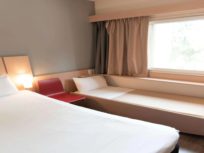 Ibis Pilar