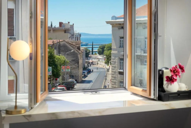 Flos Luxury Rooms