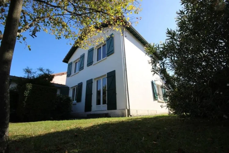 4 Bedrooms Cottage