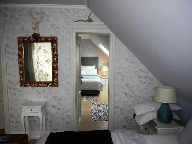 2 Bedrooms Standard Family room with courtyard view