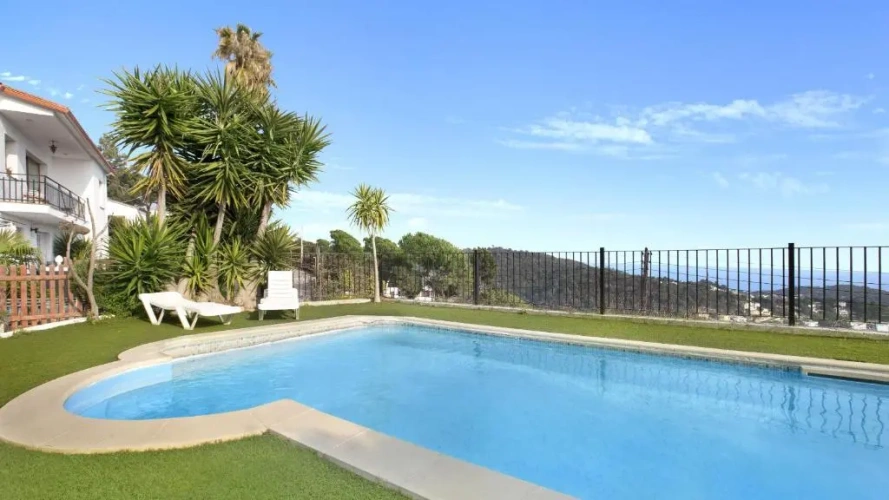 5 Bedrooms Villa