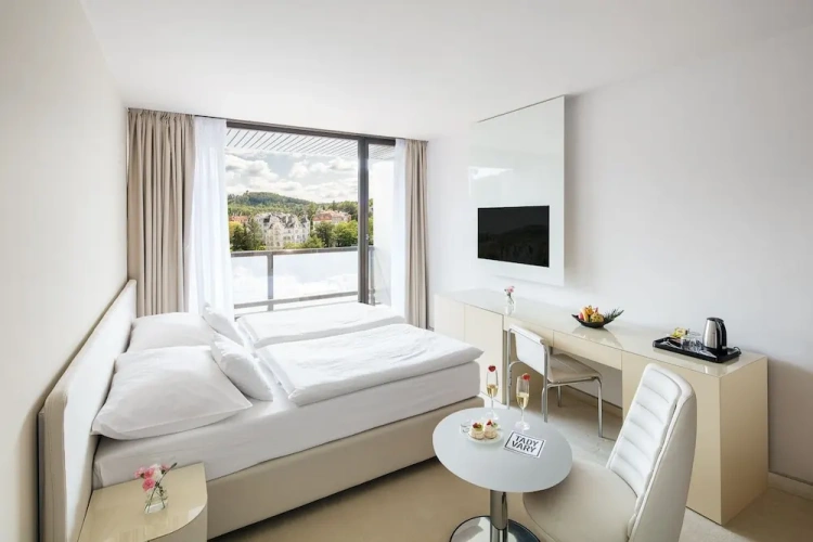 Superior Double room with balcony and with city view