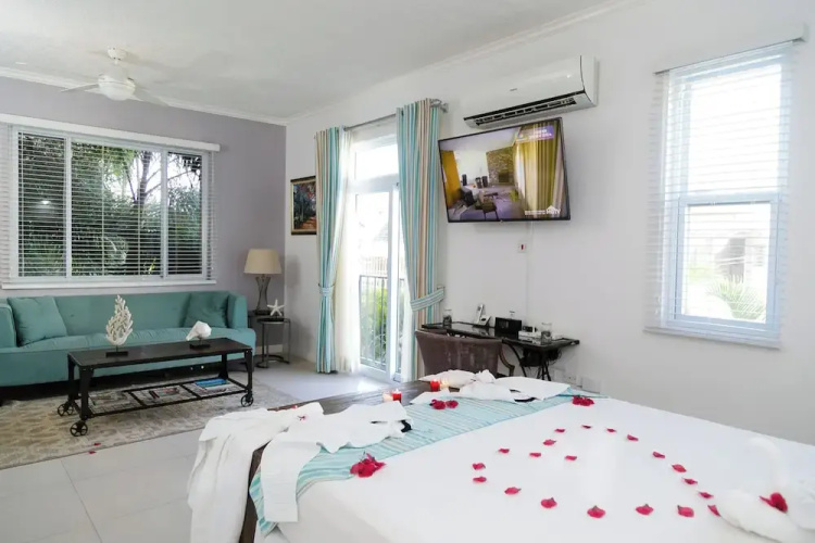 1-bed Smart Access Condo Near Bob Marley Museum