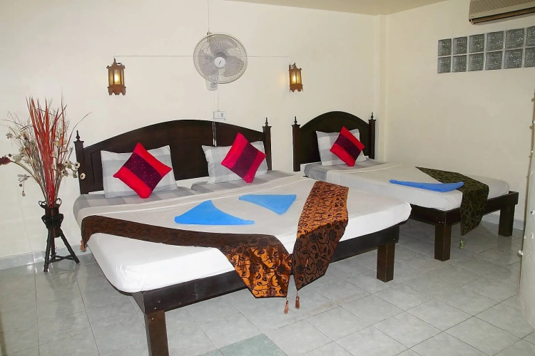 Standard Triple room