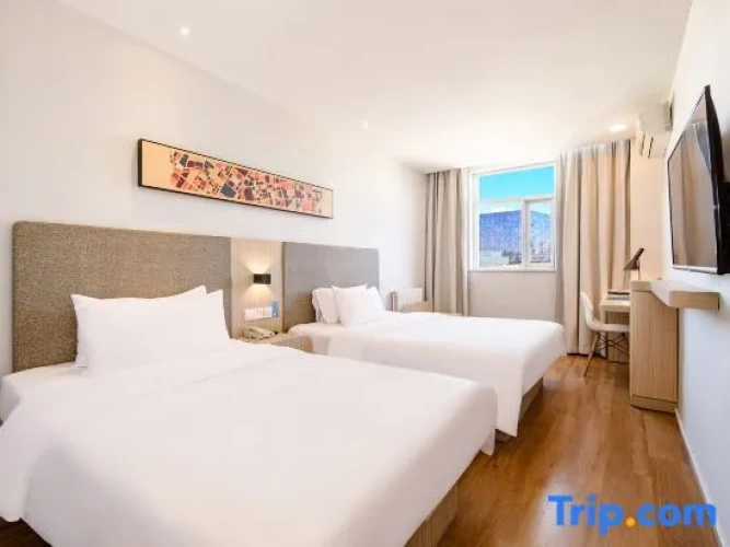 Standard Twin room with street view