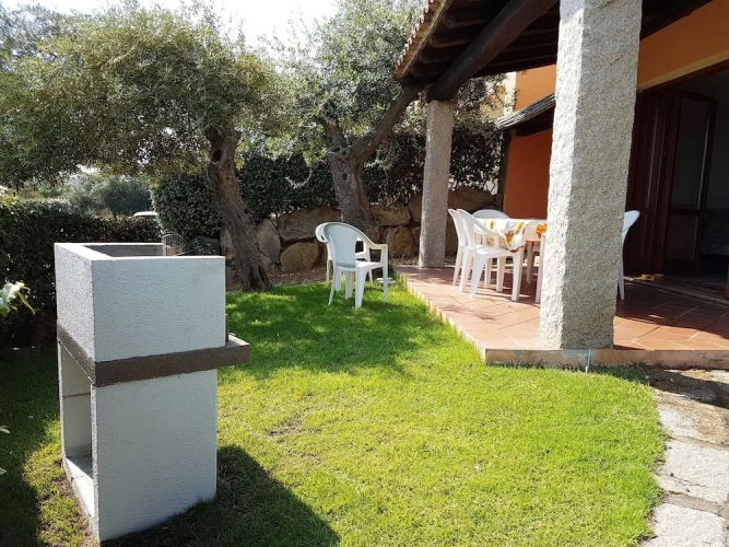 3 Bedrooms Basement Apartment with garden view