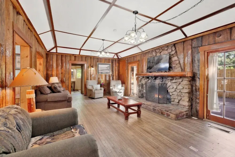 0100 - Lodge House