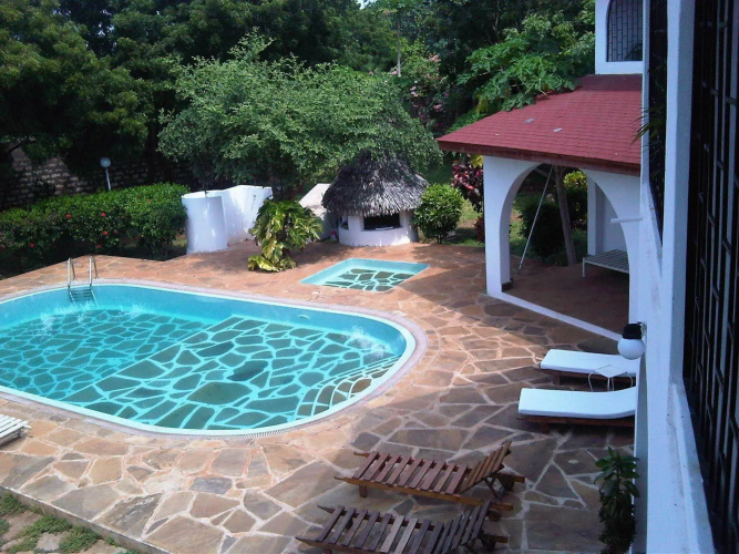 Giraffe House