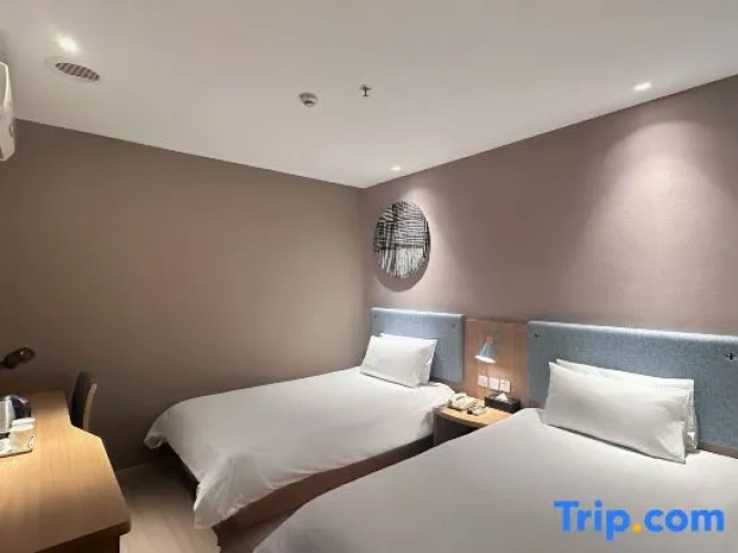 Standard Double room with street view