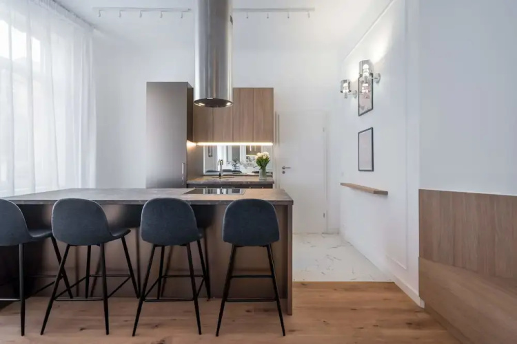 Gorgeous & Bright 2BR Condos - Steps From Old Town