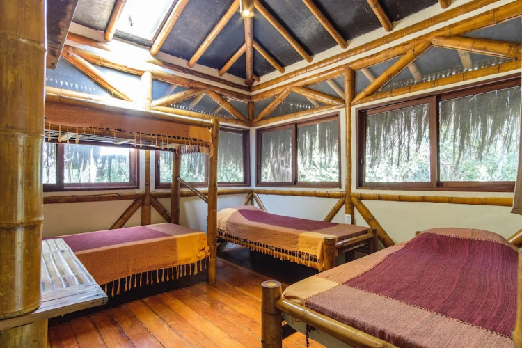 Universo Pol Bamboo Hostel