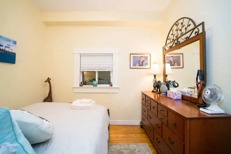 Artisan Victorian Spacious Backyard Great Location