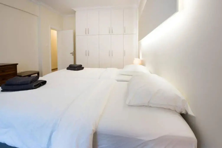 Elegant 3 bd apt, in the most prestigious area.