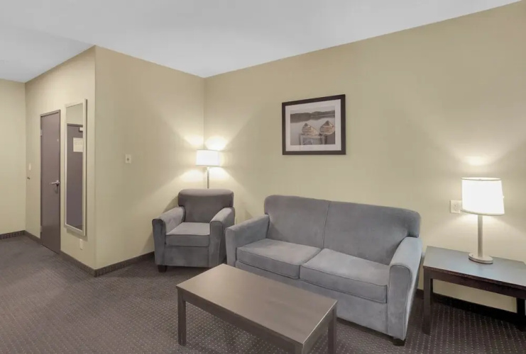Duvernay Inn & Suites