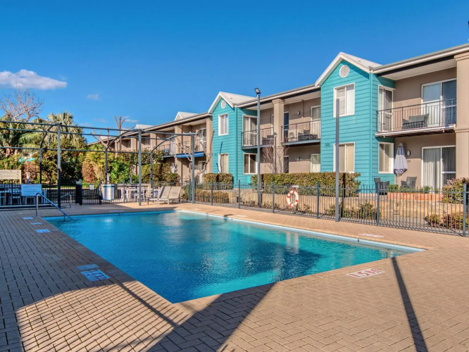 Waters Edge Apartment with Jetty