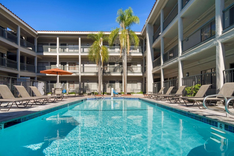 La Quinta Inn & Suites by Wyndham Orange County Airport photo 17