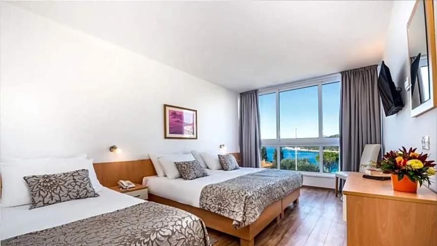 Standard Triple room with sea view