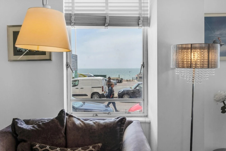 Deco Seafront - Seafront Apartment - Sleeps up to 6