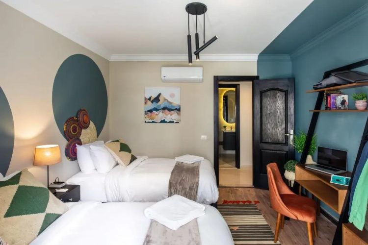 Waterfront Designer 2br W/ Pool Access - 5 Min To Airport