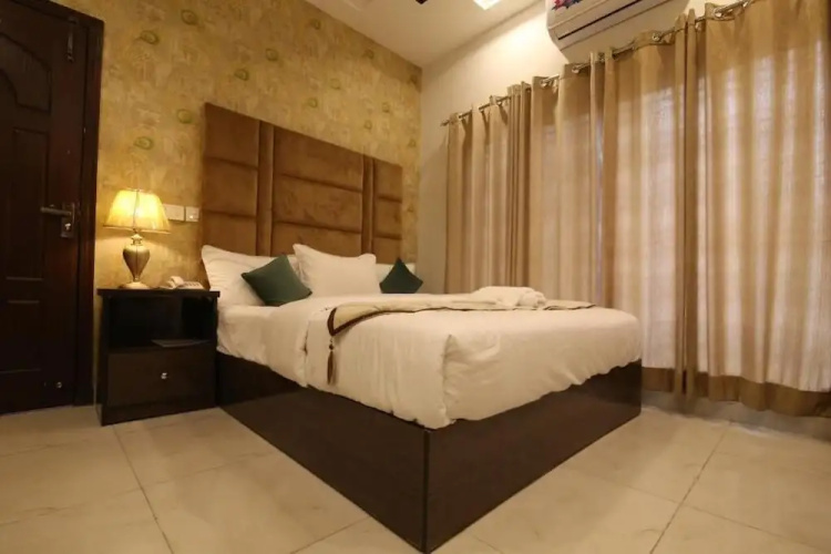 Cuzzy Inn Hotel Lahore
