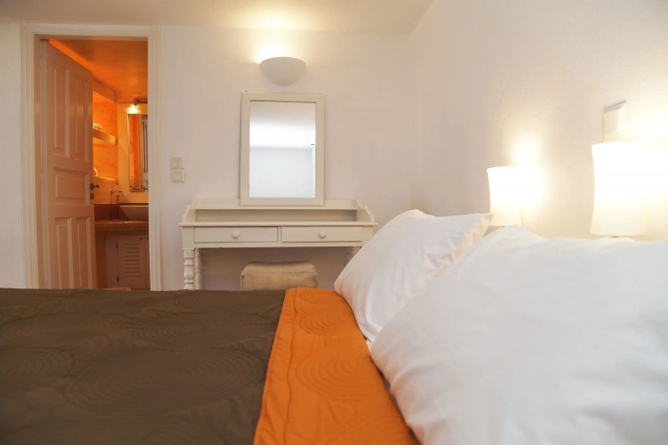WhiteDeck Hotel