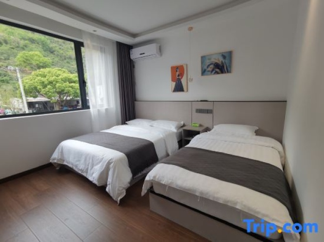 Standard Twin room with mountain view