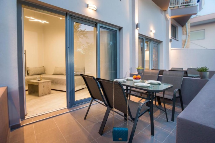 Studio with garden view