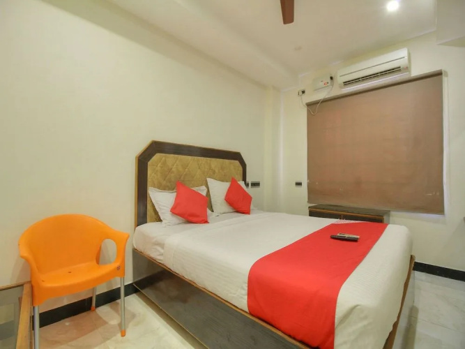 OYO 15948 Hotel Srees