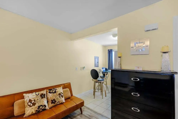 Oak Shores Studio 13