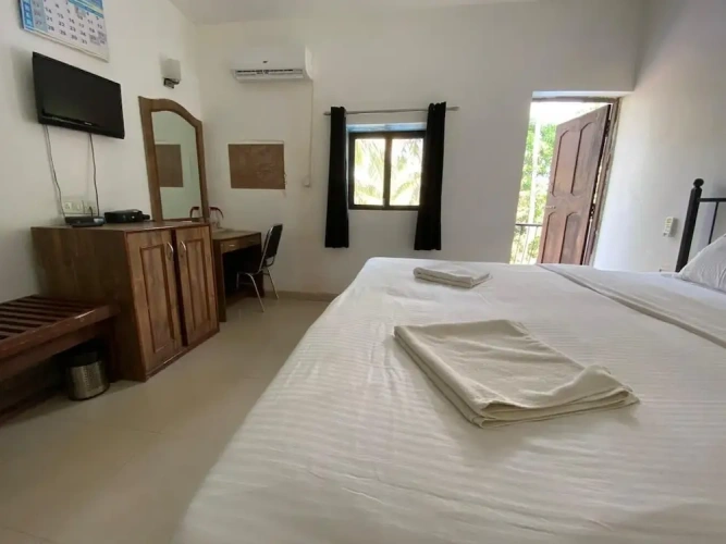 Deluxe room with pool view