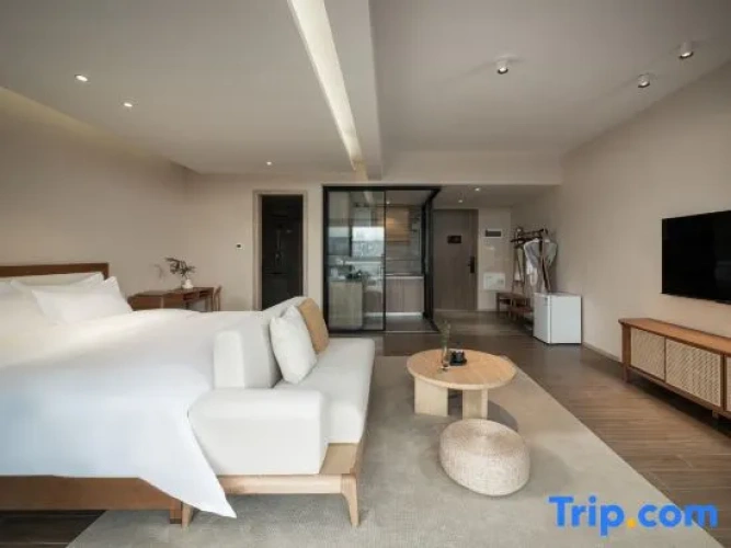 Standard Twin room with lake view
