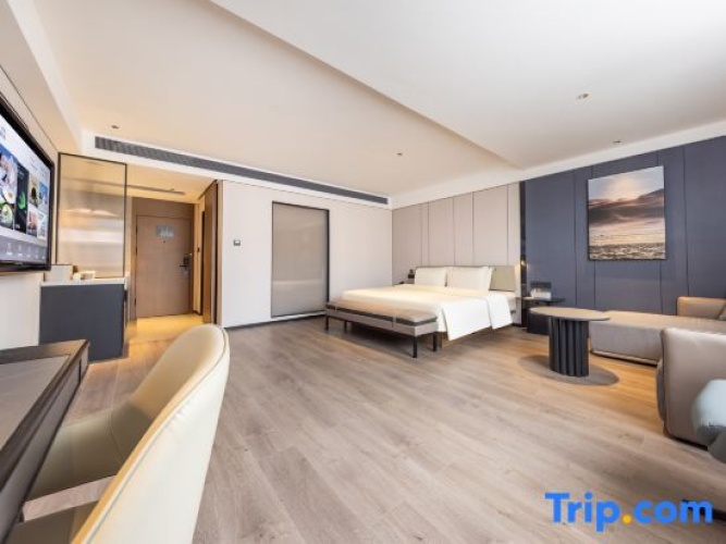 Double Suite with street view