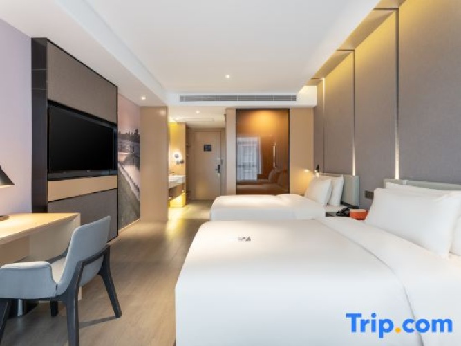 Superior Double room with street view