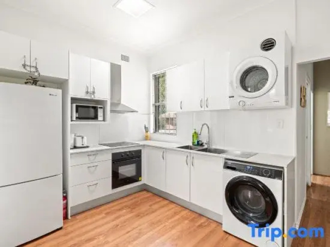 Cozy & Well-Located Room – Steps from Transit & University