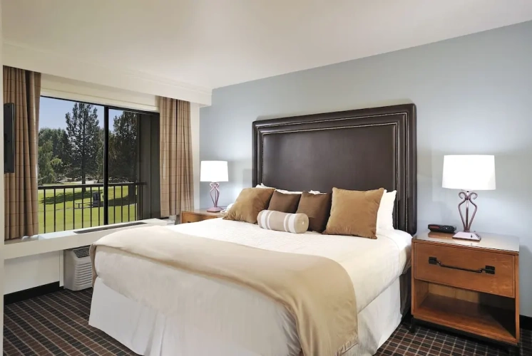 Standard Quadruple room with golf view