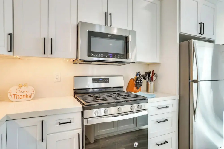 Shop, Dine & Unwind: Apt 2 Mi to Dtwn Phoenix!