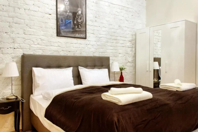 4BR , 3BHR with AC at the OPERA