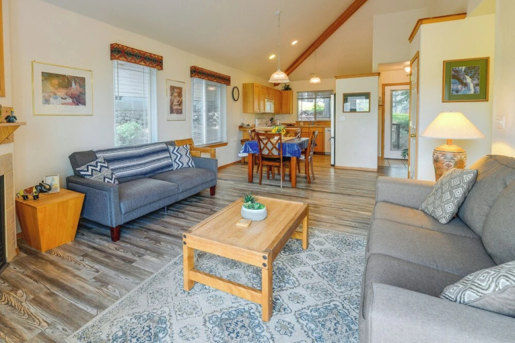 Resort-style Klamath Falls Home, Golf Course View!