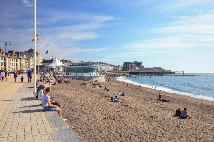 New central seafront apartment- stunning sea views