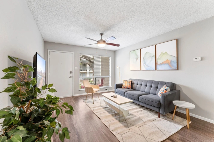 Soco 2BR Corner Suite w Pool King bed Fast Wifi