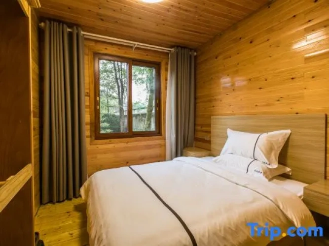 2 Bedrooms Suite with courtyard view