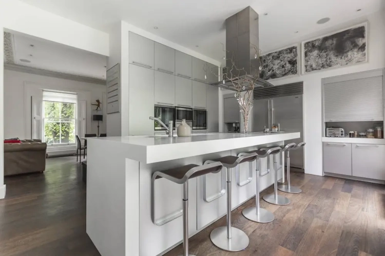 4 Bedrooms Apartment