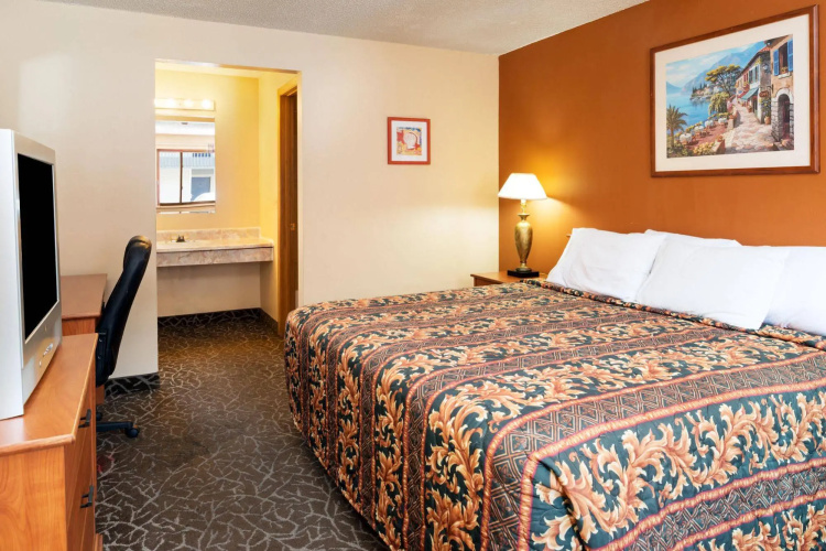 Howard Johnson by Wyndham Spokane North