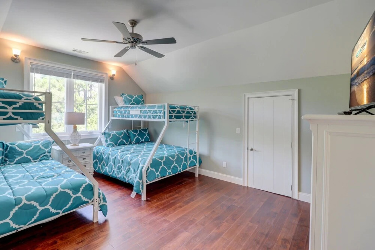 4 Shore Crest Ln