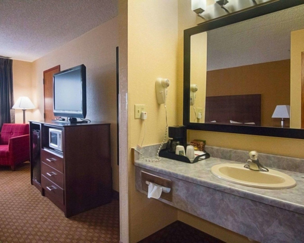 Super 8 by Wyndham Sturtevant/Racine