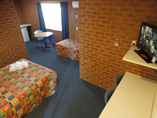 Colonial motor inn