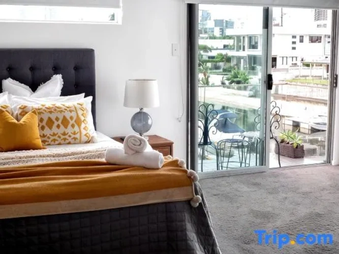 5 Bedrooms Apartment