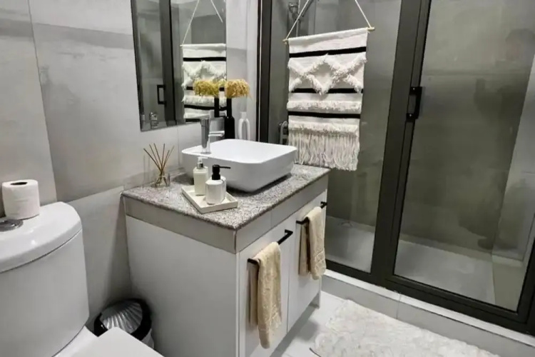 Apt - Sleeps 4 - Balcony - Pool - Parking